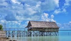Una vivienda de Kiribati, afectada por las subidas del nivel del mar.