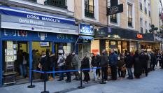 Colas en la administración de Lotería de Doña Manolita, en Madrid.