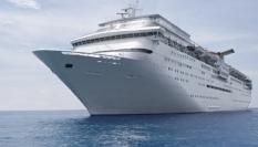 Crucero surcando el mar.