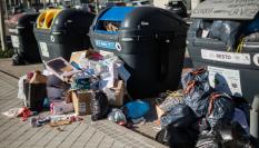 Contenedores repletos de basura por el Día de Navidad en Madrid