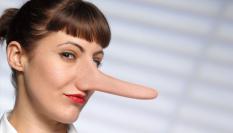 Mujer con una nariz de Pinocho