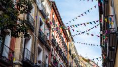 Una calle decorada de fiesta, en el barrio de Lavapies.