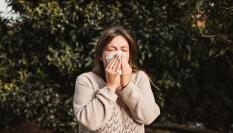 Una mujer resfriada.
