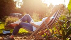 Una señora disfrutando en la tumbona