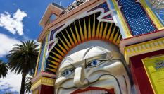 La montaña rusa de Luna Park en Melbourne, Victoria, Australia