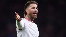 Sergio Ramos gesticula en pleno partido