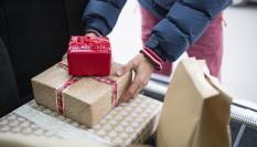 Regalos en el maletero de un coche.