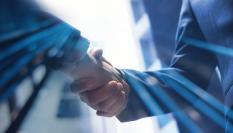 Dos empresarios dándose la mano.