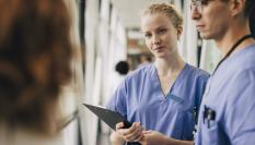 Dos enfermeros en un hospital.