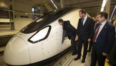 El ministro de Transportes, Óscar Puente (c), que llega a Vigo en las pruebas de alta velocidad el trayecto Madrid-Vigo.