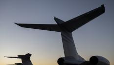 Imagen de la cola de varios jets Gulfstream al atardecer.