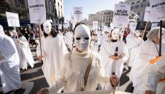 Un centenar de mujeres se concentran para acabar con los feminicidios.