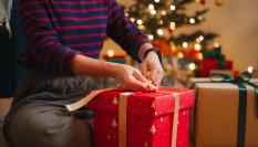 Una persona abriendo un regalo.