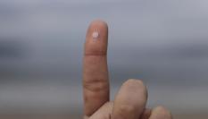 Detalle de los pellets de plástico acumulados en la playa Grande de Miño, A Coruña, después de que el buque 'Toconao', con bandera de Liberia, perdiera 26.250 kilos de estas diminutas bolitas frente a las costas portuguesas.