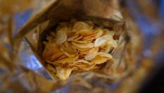 Vista interior de una bolsa de patatas fritas.