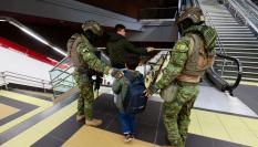 Dos militares buscan objetos ilegales en uan parada del metro de Quito.