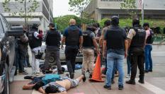 La Policía de Ecuador detiene a los presuntos delincuentes implicados al asalto del canal de televisión.