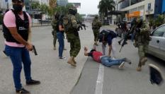 La policía ecuatoriana detiene a varios hombres armados tras asaltar un canal de televisión en Guayaquil, Ecuador.