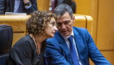 Pedro Sánchez y María Jesús Montero conversan durante la sesión