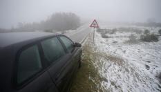 Un coche, parado por la acumulación de nieve en la carretera en una imagen de archivo