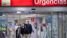 Personas utilizando mascarilla, a la salida del madrileño Hospital de La Paz.