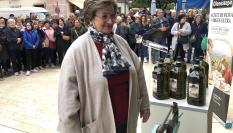 Remedios López, en la báscula para comprobar su peso con el que ha ganado aceite de oliva.