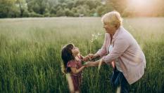 Una abuela jugando con su nieta