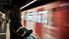 El metro de Barelona yendo a gran velocidad