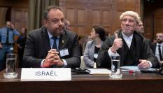 El representante legal de Israel, Tal Becker, junto al jurista Malcolm Shaw en la Corte