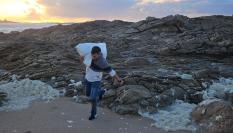 El vecino de Corrubedo (Ribeira, A Coruña) Rodrigo Fresco, el hostelero que dio la primera voz de alerta sobre la llegada de 'pellets' de microplástico y fue a recogerlos.