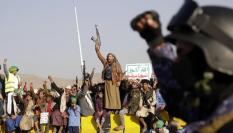 Hutíes se manifiestan contra EEUU y Reino Unido tras los bombardeos de estos contra posiciones de rebeldes en Yemen