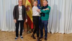 La ministra de Trabajo, Yolanda Díaz, saluda a Unai Sordo (CCOO) y a Pepe Alvarez (UFT) en la última reunión de la mesa.