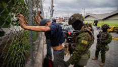 Un soldado cachea a un hombre en Quito en busca de miembros de las pandillas que atemorizan a Ecuador.