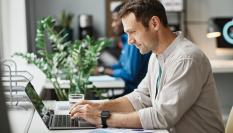 Un trabajador delante del ordenador.