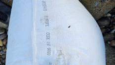 Uno de los sacos de 'pellets' de plásticos llegados a Corrubedo, (Ribeira, A Coruña).