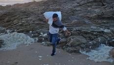 El vecino de Corrubedo (Ribeira, A Coruña) Rodrigo Fresco, el hostelero que dio la primera voz de alerta sobre la llegada de 'pellets' de microplástico y fue a recogerlos