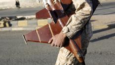 Un hombre con un modelo de avión en la mano.