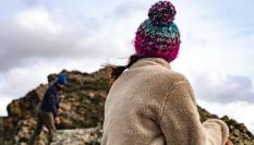 Mujer con un gorro con pompón.