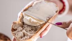 Tostada con margarina.