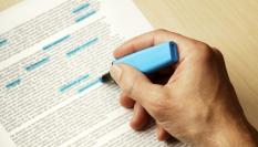 Una persona usando un subrayador.