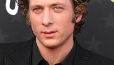 Jeremy Allen White en la alfombra roja de los Annual Critics Choice Awards.