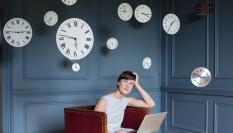 Mujer confundida con tantos relojes