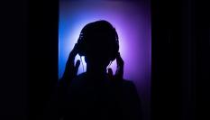 Un hombre escuchando música.