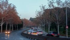 Varios coches pasan junto a un radar de tramo en la calle Sinesio Delgado