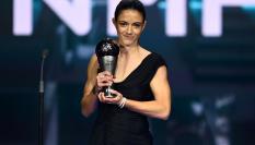 Aitana Bonmatí posa con el premio 'The Best'