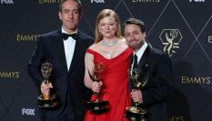 De izquierda a derecha, los actores Matthew Macfadyen, Sarah Snook y Kieran Culkin, ganadores del premio Emmy en sus categorías.