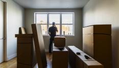 Imagen de archivo de un joven, de mudanza, trasladándose a un piso compartido.