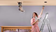 Un pie rompe el techo de una casa de forma cómica