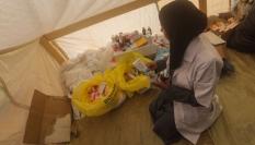 Una doctora palestina busca medicamentos en un almacén improvisado en una tienda en el campamento de Rafah.