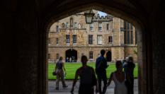 Estudiantes de la Universidad de Oxford en el campus de la universidad británica.